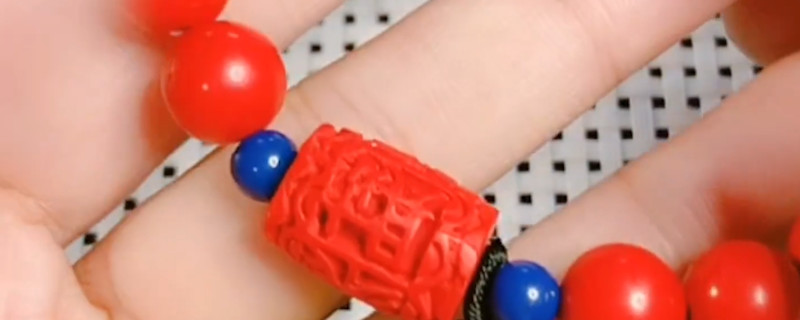 女生戴朱砂戴哪個手