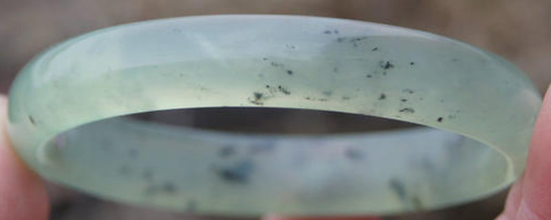 戴藍(lán)田玉手鐲的好處