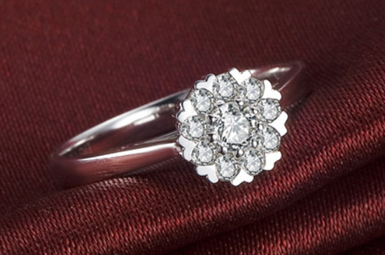 鉆石里面有個(gè)小黑點(diǎn)是什么情況?