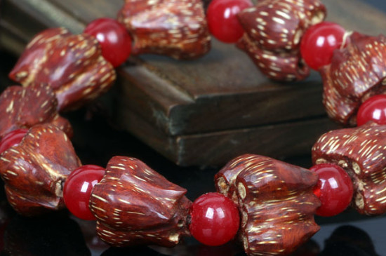 滴血蓮花手串是什么材質(zhì)的