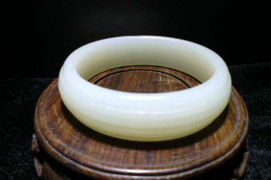 白玉手鐲適合什么年齡戴