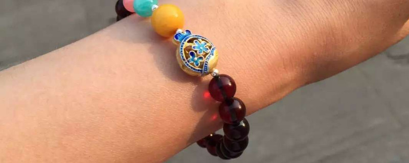 女性佩戴血珀應該戴在哪只手