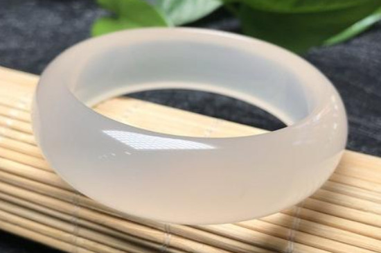 白瑪瑙手鐲應(yīng)該戴在哪只手上