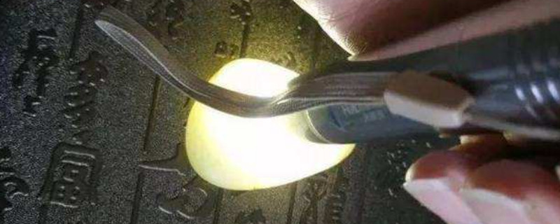 和田玉怎么識別真假的方法手電筒