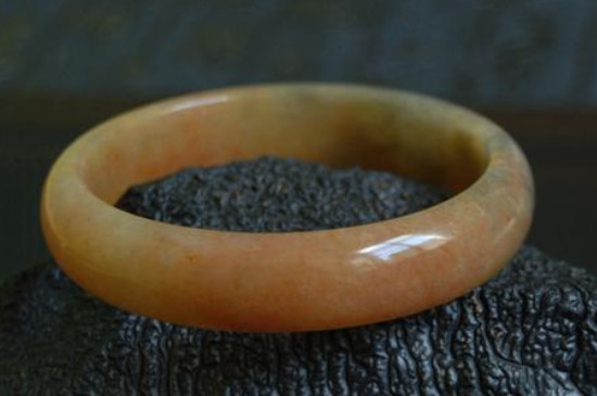 如何挑選金絲玉手鐲