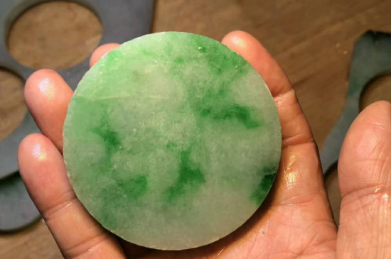 翡翠怎么看顏色真假