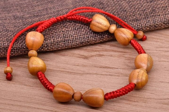桃木手串為什么戴右手，桃木手串佩戴的方法