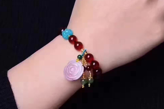 女人戴血珀的好處