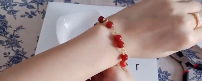 女生紅瑪瑙戴哪只手