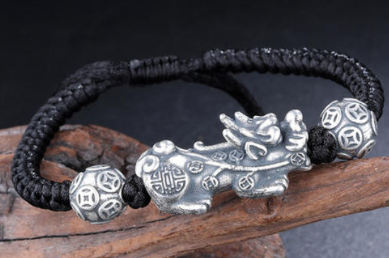 手上貔貅頭朝左朝右的寓意