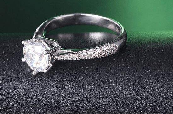 莫桑鉆戴久了會(huì)不會(huì)變不亮了