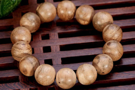 女人佩戴沉香的功效與作用