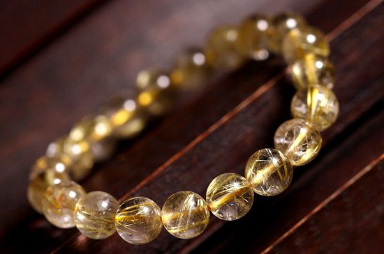 女生佩戴金發(fā)晶的禁忌