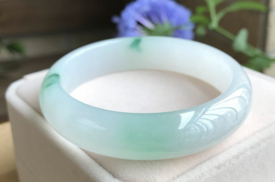 貴妃鐲和正圈鐲的尺寸區(qū)別