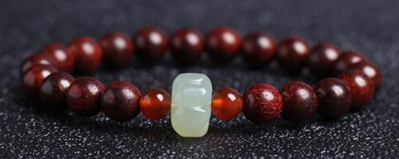 男士戴小葉紫檀手串的好處