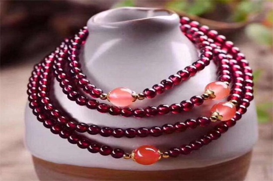 石榴石戴哪個(gè)手