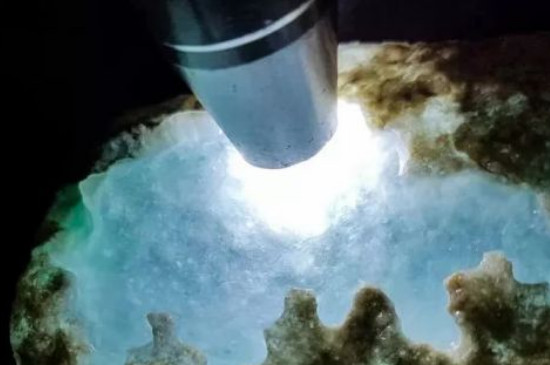 鑒定翡翠用什么燈光