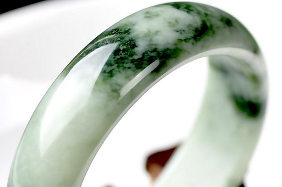 岫玉手鐲多少錢一個，教你正確挑選岫玉手鐲