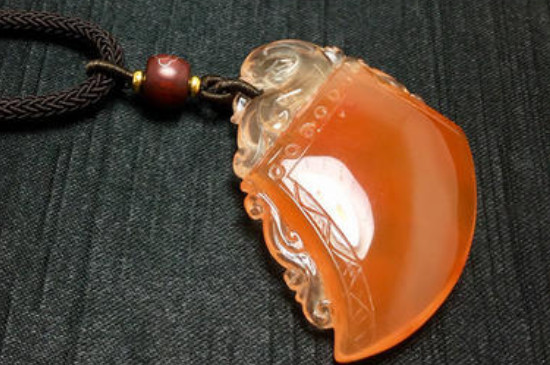 紅兔毛戴在左手還是右手
