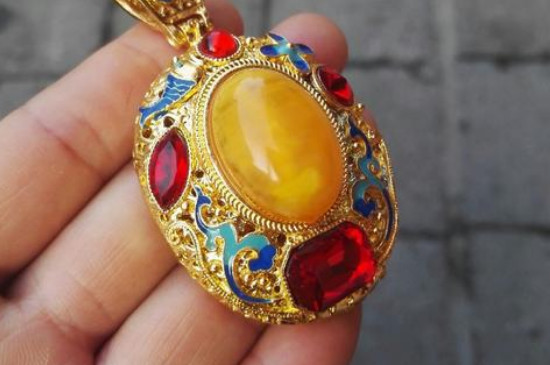 蜜蠟用手機(jī)燈光鑒別