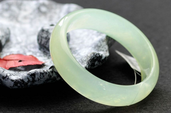 岫玉手鐲能戴潤(rùn)嗎，岫玉盤玩的方法