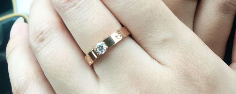 訂婚戒指戴哪個(gè)手指女