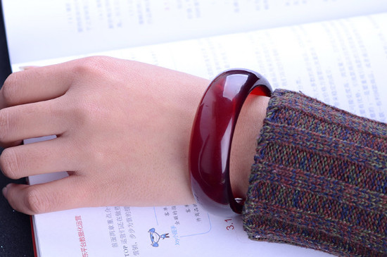 女性佩戴血珀應(yīng)該戴在哪只手