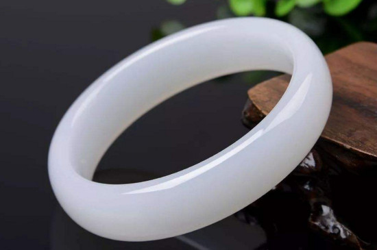 帶白玉手鐲有什么好處，白玉手鐲的功效