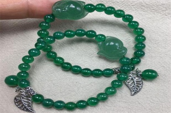 東陵玉手鐲和佘太翠手鐲哪個(gè)好