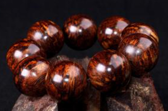 盤好的黃花梨手串能長(zhǎng)期佩戴不?