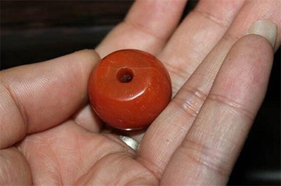 南紅瑪瑙佩戴脖子上會(huì)怕汗嗎，會(huì)且降低南紅質(zhì)量