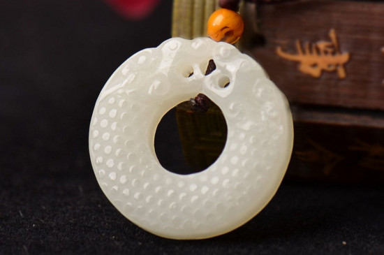 白玉玉墜戴久了會變暗嗎，白玉的保養(yǎng)方法