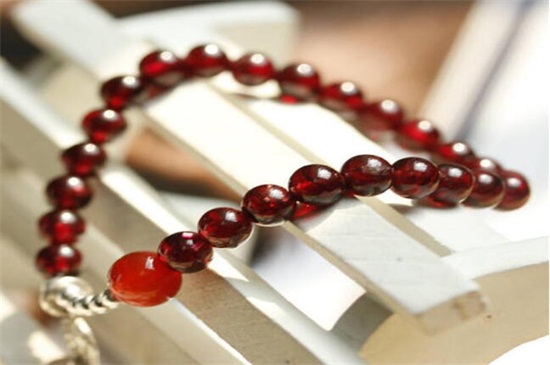 石榴石能和玉一起帶嗎