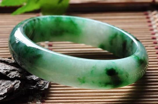 戴玉鐲的好處和禁忌