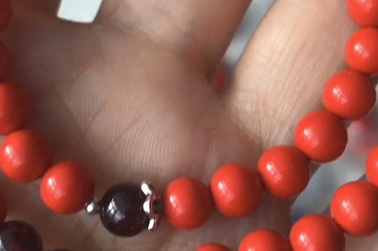 女生戴朱砂戴哪個手