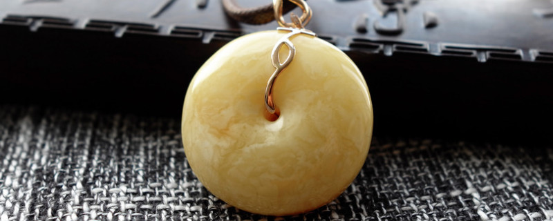 戴蜜蠟平安扣的好處