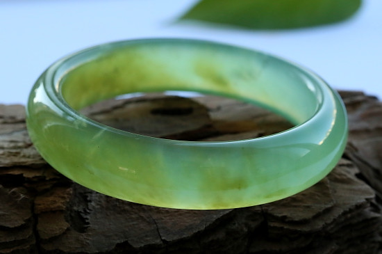 岫玉手鐲戴哪只手