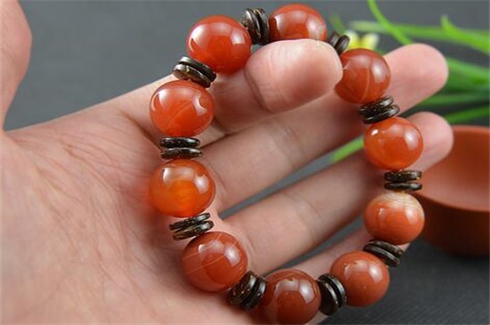 南紅瑪瑙為什么有黑點，人為或者天然形成所致