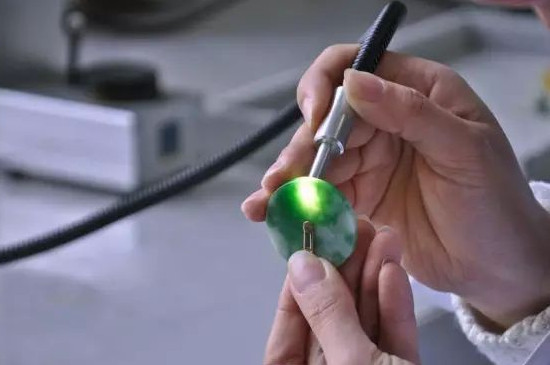 鑒定翡翠用什么燈光