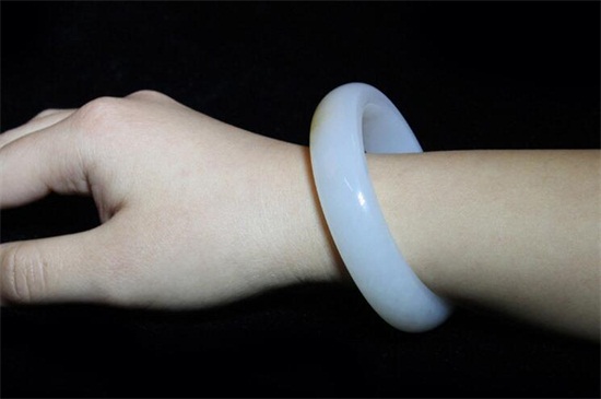 戴白玉鐲子有什么好處，白玉手鐲的功效