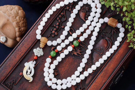 女人戴白玉項(xiàng)鏈的好處，白玉對人體的作用