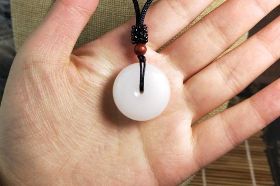 金絲白玉和和田白玉的區(qū)別