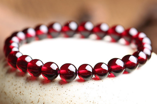 真的石榴石手鏈多少錢一串
