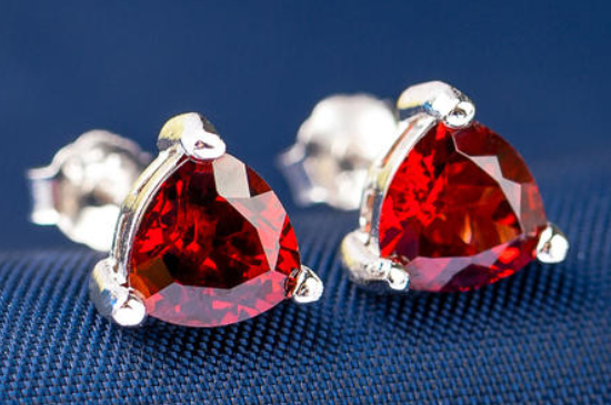 辨別石榴石的小妙招