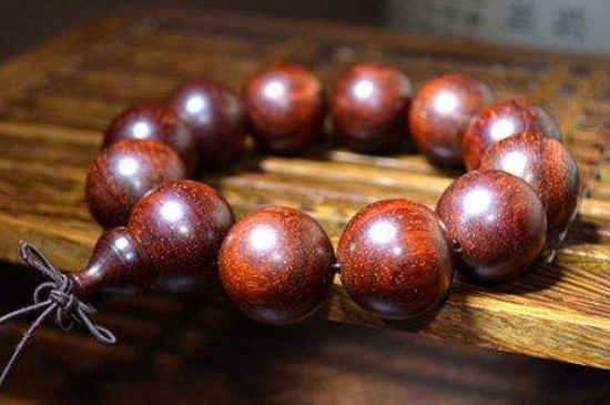 盤好的黃花梨手串能長(zhǎng)期佩戴不?