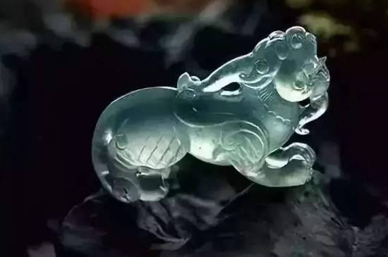 女人戴貔貅還是金蟾好
