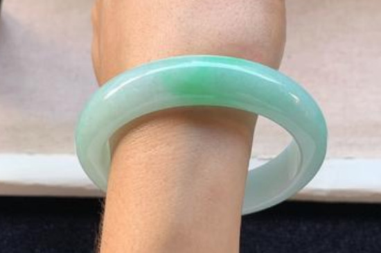 翡翠手鐲越戴越亮的原因