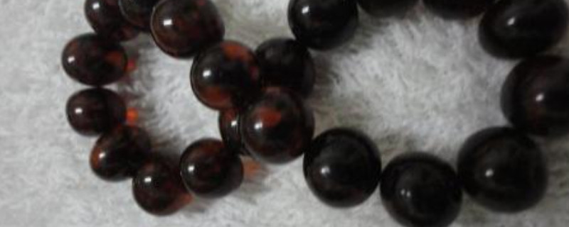 血珀用手電筒辨別真假