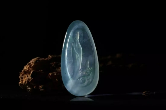 玉石鑒別最簡(jiǎn)單方法如下