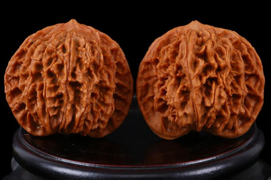 文玩核桃紅寶石和密紋的區(qū)別